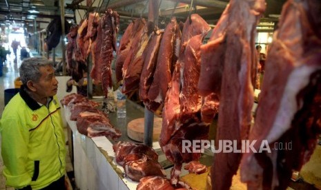 Pedagang daging melayani pembeli di los daging sapi Pasar Senen, Jakarta, Senin (16/9).