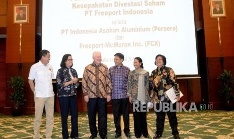 Penandatanganan Divestasi Saham Freeport. Direktur Utama PT Inalum Budi Gunadi Sadikin (ketiga kanan) CEO Freeport-McMoran Inc Richard Adkerson (ketiga kiri) bersama Menteri ESDM Ignasius Jonan, Menkeu Sri Mulyani, Menteri ESDM Rini Soemarno, dan Menteri KLHK Siti Nurbaya (dari kiri) usai penandatanganan perjanjian divestasi saham PT Freeport Indonesia di Kementerian Keuangan, Jakarta, Kamis (12/7).