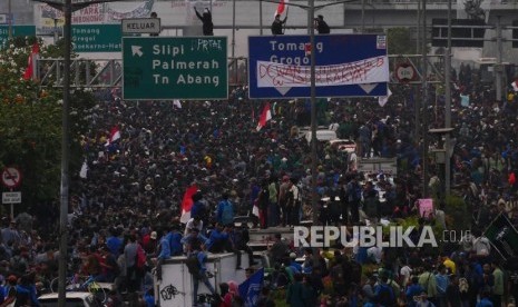 BLOKIR TOL . Mahasiswa memblokade jalan tol dalam kota sesaat sebelum aksi di depan Kompleks Gedung Parlemen RI berakhir dengan bentrok, Selasa (24/9).