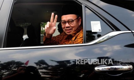 Calon Gubernur Jawa Tengah Sudirman Said (kanan) menaiki mobil usai melakukan pertemuan tertutup dengan Presiden PKS Sohibul Iman di Kantor DPP PKS, Pasar Minggu, Jakarta, Senin (2/7).