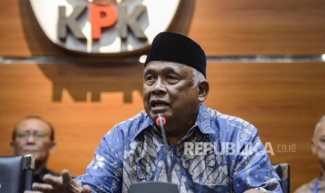 Mantan pimpinan KPK, Taufiqurrahman Ruki. Ketua KPK pertama Ruki menyindir motif Gufron hanya ingin memperpanjang masa jabatan.