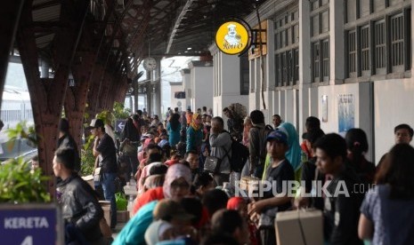 Arus Mudik Stasiun Senen. Penumpang memadati peron Stasiun Pasar Senen, Jakarta, Ahad (10/6).