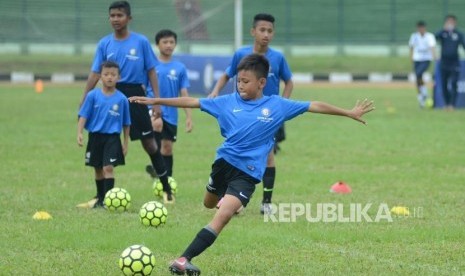 Sejumlah anak dari Akademi Persib berlatih di Lapangan Stadion Siliwangi, Kota Bandung.