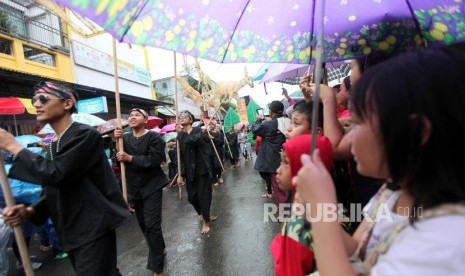 Warga menyaksikan kesenian tradisional saat mengikuti Bogor Street Festival Cap Go Meh (CGM) di Jalan Suryakencana, Bogor, Jawa Barat. (Ilustrasi)