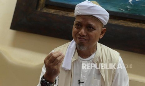 Ustaz Arifin Ilham saat sesi wawancara  bersama Republika di  Bogor Jawa Barat, Selasa (18/12).