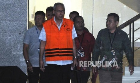 Doctor of Medika Permata Hijau hospital, Bimanesh Sutarjo, wears detainee vest after being examined at KPK office, Jakarta, on Friday (January 12).