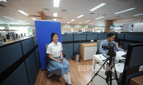 Berfoto. Warga DKI berfoto untuk KTP di  Mal Pelayanan Publik di Rasuna Sahid, Jakarta,Senin (30/10).