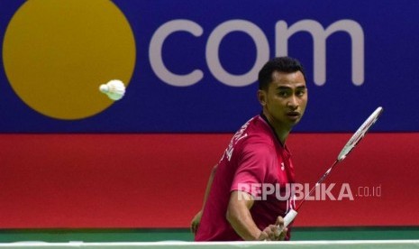 Pebulu tangkis Indonesia Tommy Sugiarto  bersiap mengembalikan kok ke arah pebulu tangkis Jepang Kento Momota pada turnamen bulu tangkis Indonesian Open 2018 di Istora Senayan, Jakarta, Jumat (6/7).