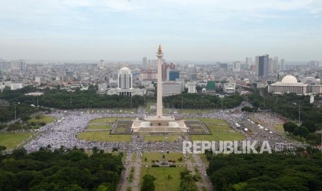 Ribuan umat Islam mengikuti Reuni 212 di kawasan Monumen Nasional (Monas), Jakarta, Sabtu (2/12).