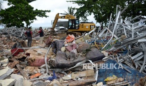 Wreckage of a hotel in Carita, Banten, Monday (Dec 24, 2018).