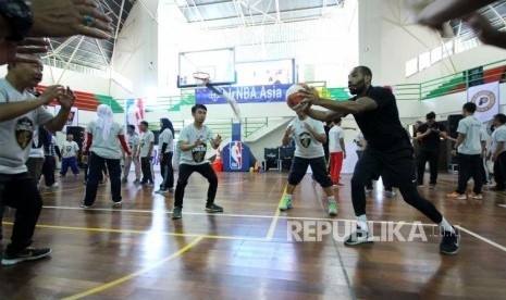 Guru-guru olah raga berlatih basket bersama para pelatih dari National Basketball Association (NBA) pada kegiatan Workshop bersama Akademi Pelatih Jr. NBA yang digelar NBA dan Pemprov Jawa Barat, di GOR Arcamanik, Kota Bandung, Rabu (2/5).