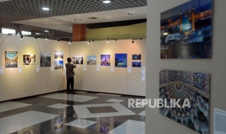 Pameran Foto Islam Rusia. Pengunjung melihat pameran foto tradisi umat Islam di Rusia di Musium Bayt Al-Quran TMII, Jakarta, Selasa (26/2).