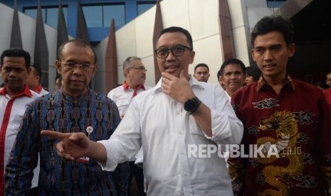 Menpora Imam Nahrawi berjalan usai memberikan keterangan kepada wartawan di Kantor Kemenpora,Jakarta, Kamis (19/).