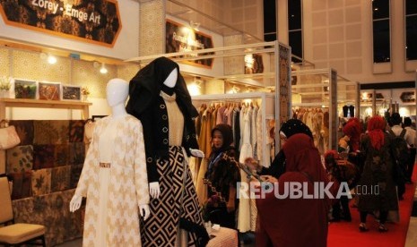 Pengunjung mengunjungi stand peserta pameran produk halal di acara Indonesia Shari’a Economic Festival ke 5 (ISEF), di Surabaya, Kamis (13/12).