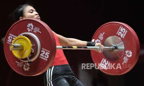 Lifter Indonesia Sri Wahyuni berusaha melakukan angkatan saat bertanding di cabang angkat besi putri nomor 48 kg Asian Games 2018 di Hall A Kemayoran, Jakarta, Senin (20/8).