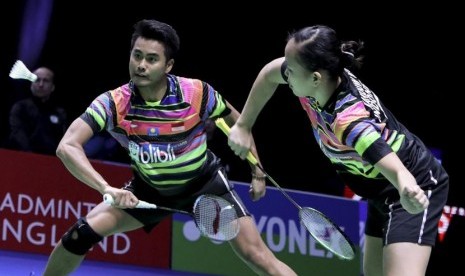 Pebulu tangkis ganda campuran Indonesia Tontowi Ahmad (kiri) dan Winny Oktavina Kandow.