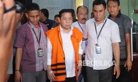 Ditahan. Ketua DPR RI Setya Novanto memberikan keterangan  di gedung KPK, Jakarta Selatan, mengenkan rompi tahanan, Senin (20/11).