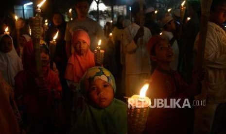 Sejumlah anak membawa obor saat mengikuti pawai menyambut Tahun Baru Islam (Ilustrasi)