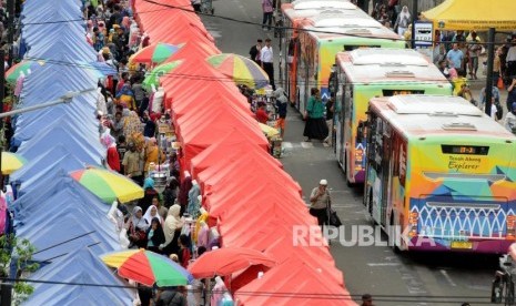 Suasana aktivitas warga yang melihat-lihat barang distan pedagang kaki lima (PKL) di kawasan Tanah Abang, Jakarta, Senin (22/1).