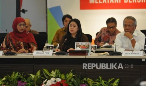 Menko PMK Puan Maharani (tangah) bersama Menteri PUPR Basuki Hadimuldjono (kanan) dan Mensos Khofifah Indar Parawansa (kiri) saat Rapat Koordinasi (Rakor) Tingkat Menteri di Jakarta, Rabu (29/11).