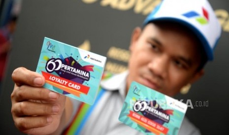 Pertamax Turbo Euro 4. Petugas SPBU menunjukan kartu My Petamina Loyalty Card saat Pertamina Commitment Exhibitions 