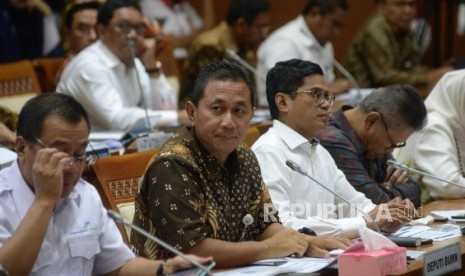 Deputi Bidang Usaha Jasa Keuangan, Jasa Survei, dan Jasa Konsultasi Kementerian BUMN Gatot Trihargo (kedua kiri) dan sejumlah dirut BUMN bidang jasa dan angkutan mengikuti Rapat Dengar Pendapat (RDP) dengan Komisi VI DPR di Kompleks Parlemen, Senayan, Jakarta, Selasa (22/5).