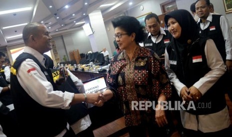 Menteri Kesehatan Nila F Moeloek bersalaman saat melepas tim advance dan tim Petugas Penyelenggara Ibadah Haji (PPIH) Bidang Kesehatan di Kantor Kementerian Kesahatan, Jakarta, Senin (1/7).