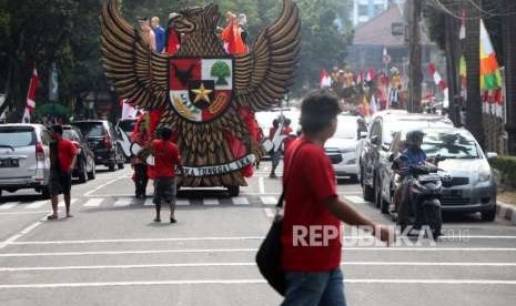 Arak-arakan mobil hias dari relawan pendukung Capres Joko Widodo dan Cawapres Ma'ruf Amin berjalan menuju Kantor KPU di Jakarta, Jumat (10/8).