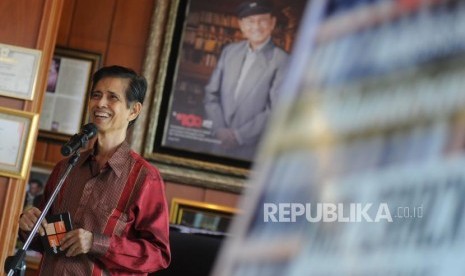 Penulis buku A Makmur Makka  memberikan sambutan dalam acara peluncuran buku Mr Crack dari Pare-Pare di perpustakaan Habibie dan Ainun, Jakarta, Selasa (13/2).