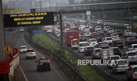 Antrean kendaraan ruas Jalan Tol Jagorawi saat pemberlakuan ganjil genap di kawasan Cibubur 2, Jakarta Timur, Senin (16/4).