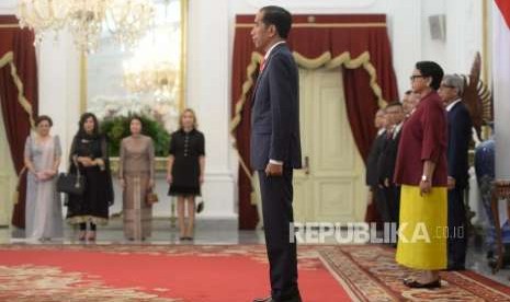 Presiden Menerima Dubes LBBP. Presiden Joko Widodo menunggu penyerahan surat kepercayaan Duta Besar Luar Biasa dan Berkuasa Penuh (LBBP) Republik Kooperatif Guyana untuk Indonesia David Goldwin Pollard (kiri) di Istana Merdeka, Jakarta, Senin (13/8).