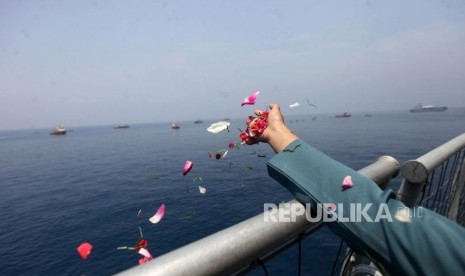 Keluarga korban pesawat Lion Air JT-610 yang jatuh menaburkan bunga sekaligus doa bersama di KRI Banjarmasin 592 di Perairan Karawang, Jawa Barat.