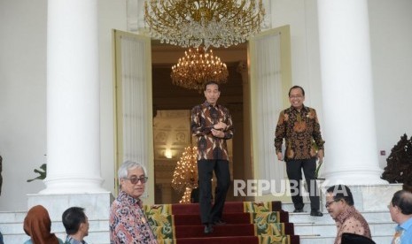 Pertemuan Dengan Bupati. Presiden Joko Widodo turun utntuk berfoto dengan beberapa bupati sebelum pertemuan di Istana Kepresidenan Bogor, Jawa Barat, Kamis (5/7).