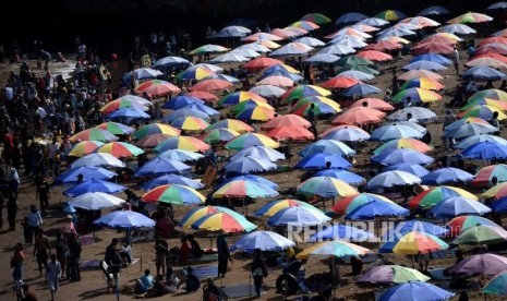 Dipadati Wisatawan Domestik. Warga memadati kawasan Pantai Baron, Gunungkidul, Yogyakarta, Sabtu (8/6/2019).