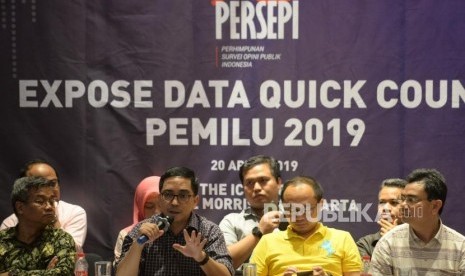 Ketua Perhimpunan Survei Opini Publik Indonesia (Persepi) Philips J Vermonte bersama para anggota Persepi memberikan keterangan saat expose data quick count pemilu 2019 di Jakarta, Sabtu (20/4).