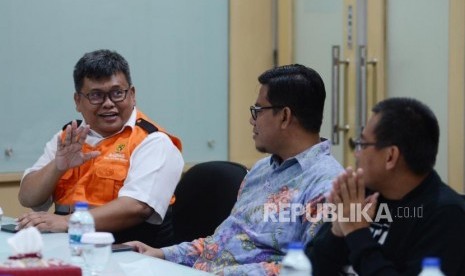 Deputi BAZNAS M Arifin Purwakananta, Direktur Yayasan Rumah Zakat Nur Effendi, Direktur Mobilisasi ZIS Dompet Dhuafa Bambang Suherman (dari kiri) memberikan paparan saat penyerahan donasi untuk Palu dan Donggala di Kantor Republika, Jakarta, Jumat (4/1).