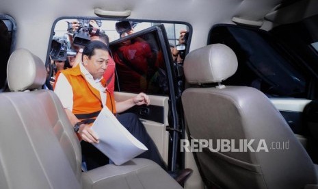 Terdakwa tindak pidanan korupsi KTP Elektronik Setya Novanto memasuki mobil usai mengikuti pemeriksaan lanjutan di Gedung KPK, Jakarta Rabu(1/3).