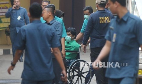 Narapidana Terorisme, Abu Afif  dibawa menuju ruang UGD RS Polri, Kramat Jati, Jakarta Timur, Kamis (10/5).