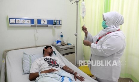 Perawat mengecek tabung infus pasien Demam Berdarah Dengue (DBD) di RSUD Depok (Ilustrasi)