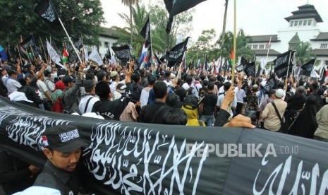 Ribuan massa mengikuti Aksi Damai Bela Kalimah Tauhid, di depan Gedung Sate, Kota Bandung, Jumat (26/10).