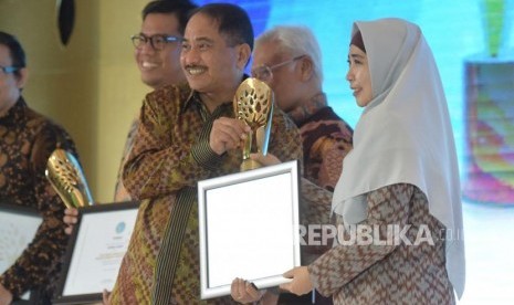 Menpar Arief Yahya memberikan Anugrah Syariah Republika kategori the best most favourate halal tourism destination kepada Wagub NTB Sitti Rohmi Djalilah pada acara Arugrah Syariah Republika di Jakarta, Kamis (8/11) malam