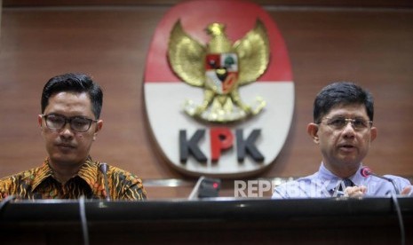 Wakil Ketua Komisi Pemberantasan Korupsi (KPK) Laode Muhammad Syarif (kanan) bersama Juru bicara KPK Febri Diansyah (kiri) memberikan keterangan pada operasi tangkap tangan (OTT) kasus korupsi perizinan proyek pembangunan Meikartad di Gedung KPK ,Jakarta, Senin (15/10).