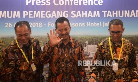 Dirut Utama PGN Jobi Triananda Hasjim (tengah) usai memberikan keterangan usai Rapat Umum Pemegang Saham Tahunan (RUPST) 2018 di Jakarta, Kamis (26/4).