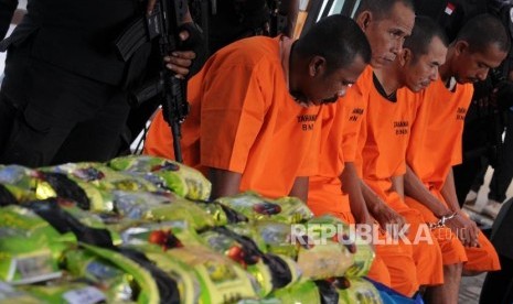 Sejumlah tersangka beserta barang bukti diperlihatkan saat pemusnahan barang bukti sabu jaringan Malaysia di Kantor Badan Narkotika Nasional (BNN), Cawang, Jakarta, Jumat (26/1).