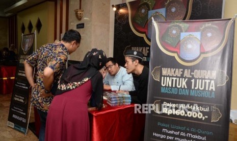 Pengunjung Hijrah Book Fest mewakafkan  Al-Quran dalam acara festival republik di Masjid At-Tin Jakarta, Sabtu (29/12).