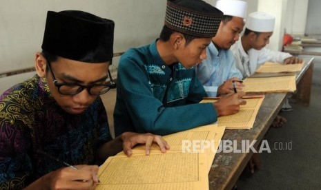 Santri belajar mengartikan Kitab Kuning saat mengaji kilatan kitab di Pondok Pesantren Almiizan, Bogor, Jawa Barat, Senin (21/5).