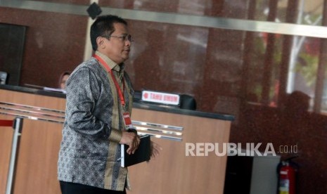 Sekjen DPR RI Indra Iskandar saat akan menjalani pemeriksaan di Gedung KPK, Jakarta, Kamis (16/5).