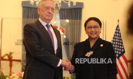 Menteri Luar Negri Retno Marsudi (Kanan) bersalaman bersama Mentri Pertahanan Amerika Serikat Y.M James Mattis(kiri) saat kunjungan menteri Amerika Serikat di Gedung Pancasila, Kementrian Luar Negeri Republika Indonesia Jakarta, Senin (22/1) 