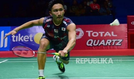 Pebulu tangkis putra Jepang Kento Momota mengembalikan kok kepada pebulu tangkis Malaysia Lee Chong Wei dalam semifinals Turnamen Bulu Tangkis Blibli Indonesian Open 2018 di Istora Senayan, Jakarta, Sabt malau (7/7)malam. 