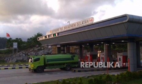 Sejumlah kendaraan melaju di ruas Tol Bakauheni-Terbanggibesar, Lampung, Kamis (2/5).